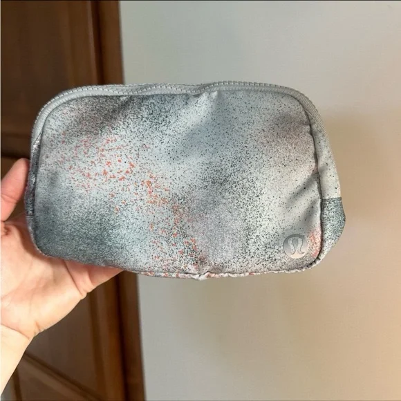 NWT Lululemon everywhere belt bag 1L - Picture 3 of 12